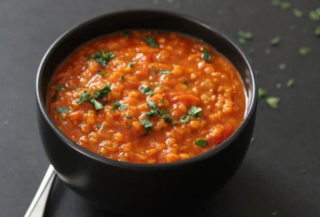 Vörös lencse paradicsommal: Bársonyos teltség